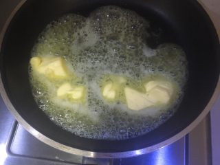 9、香甜的苹果派,不沾锅中放黄油