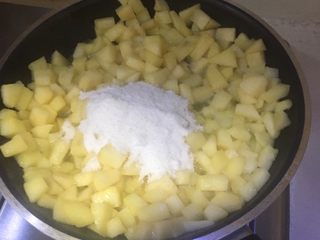 10、香甜的苹果派,加入苹果丁翻炒，再倒白砂糖、盐翻炒