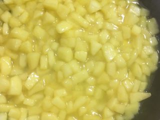 12、香甜的苹果派,玉米淀粉加适量水搅匀，倒入锅中快速翻炒至馅料浓稠状态，关火。冷却备用。