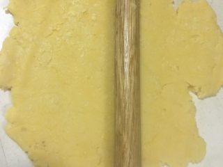 13、香甜的苹果派,拿出擀面杖，制作派皮