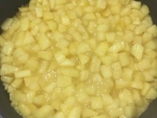 16、香甜的苹果派,在派皮里填入苹果馅，将切好的长条在表面交叉编成网格。表面刷上蛋液。