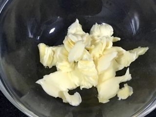 1、黄金芝士太阳花饼干,黄油室温软化。