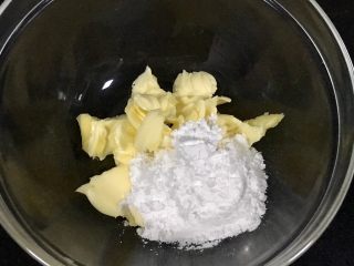 2、黄金芝士太阳花饼干,加入糖粉。