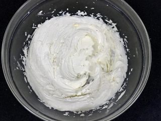 3、黄金芝士太阳花饼干,低速打发至颜色发白，羽毛状。