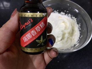 4、黄金芝士太阳花饼干,加两滴香草精，没有可以不加。