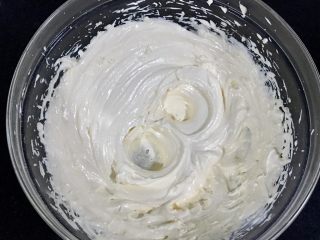 6、黄金芝士太阳花饼干,打匀后备用。