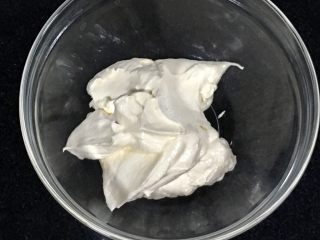 7、黄金芝士太阳花饼干,现在开始做两种颜色的面团，黄金芝士的和本色的按7：3，所以我弄出来黄油鸡蛋糊91克，准备制作黄金芝士面团。