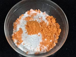 8、黄金芝士太阳花饼干,筛入低筋面粉80克，黄金芝士粉10克，无铝泡打粉1.2克，我用的是发酵黄油，如果用普通黄油的话，面粉的量要减10克左右，可以最后少放点面粉，看看面团的程度再放余下的面粉。