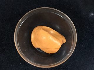 9、黄金芝士太阳花饼干,用刮刀翻拌均匀，面团和的不粘手，刚好能成团就行，保鲜膜盖好，放冰箱冷藏半小时。