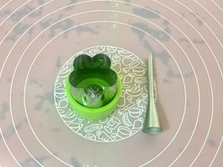 12、黄金芝士太阳花饼干,准备好和面垫和模具，一朵花型模具，和一个中等大小的裱花嘴，我用的是泡芙嘴。