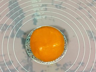 13、黄金芝士太阳花饼干,把黄金芝士面团拿出，揉圆备用。