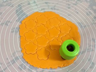 15、黄金芝士太阳花饼干,用花朵模具刻出花型。