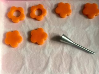 17、黄金芝士太阳花饼干,用裱花嘴的底部镂空花心。