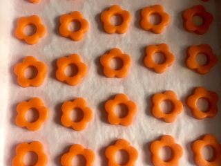 18、黄金芝士太阳花饼干,全部做好花型以后，开始做花心。