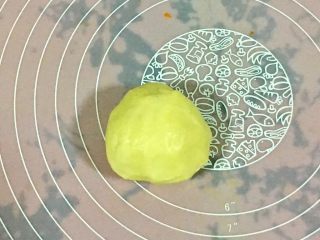 19、黄金芝士太阳花饼干,拿出来本色面团，揉圆备用。