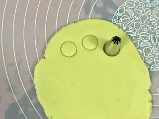 21、黄金芝士太阳花饼干,用一个略微比泡芙嘴的底部大一丢丢的裱花嘴，刻出花心，如果用和镂空花心的那个花嘴底部大小一样的话，刻出来的花心放进镂空的地方，会有一点空隙，所以我选择了一个略微大一丢丢的花嘴，这样刻出来的花心放进去大小正好。