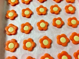 22、黄金芝士太阳花饼干,把花心都安装好了，开始绣花。