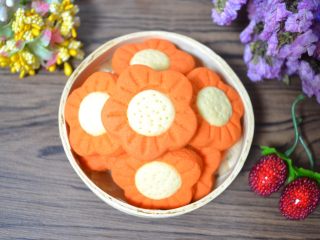 25、黄金芝士太阳花饼干,成品。