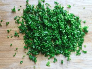 1、芝麻香葱饼干,先将小香葱清洗干净沥干水分，切碎备用。（做饼干选葱叶部分）