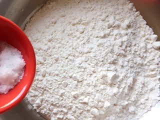 3、芝麻香葱饼干,将面粉倒入干净大盆中，然后加入盐