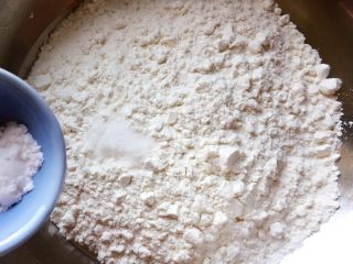 4、芝麻香葱饼干,加入泡打粉