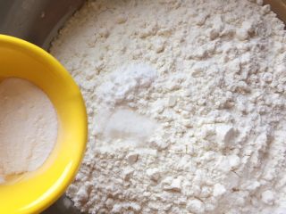 5、芝麻香葱饼干,加入苏打粉，搅拌均匀。