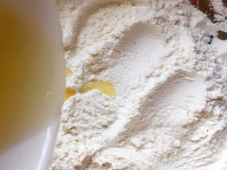 6、芝麻香葱饼干,再加入玉米油。