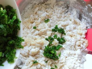 7、芝麻香葱饼干,倒入香葱碎。