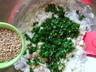 8、芝麻香葱饼干,倒入白芝麻，搅拌均匀。