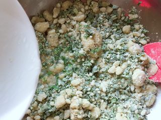 9、芝麻香葱饼干,再加入少许温开水（不同的面粉吸水性不同，所以加入水的量大家要根据自己的实际情况来调整，最好是边加边搅拌，千万不要加多了）然后用硅胶铲翻拌均匀，至无干粉。