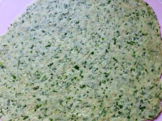 11、芝麻香葱饼干,将松弛好的面团用擀面杖擀成约2mm厚的面片。