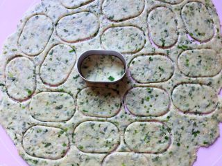 12、芝麻香葱饼干,用饼干模具压出形状。（如果没有模具，可以用刀切成长方块）