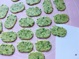 13、芝麻香葱饼干,小心去掉周边的面片，（去掉的面片还可以重复擀开使用）然后用刮刀移铲到不粘烤盘上。
