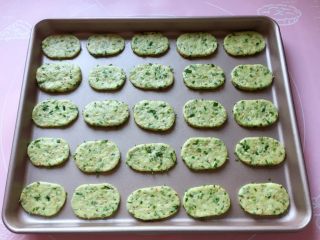 14、芝麻香葱饼干,将所有的饼干摆放在不粘烤盘中，如果不是不粘烤盘，记得要垫一张油纸哦。