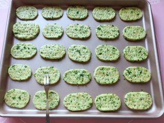 15、芝麻香葱饼干,再用小叉子扎出小孔。（扎孔是为了烘烤时不会鼓起来，还更好看哦）