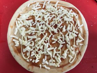 8、培根时蔬披萨,撒上一半马苏里拉芝士。