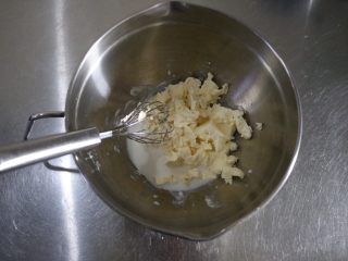 3、轻乳酪蛋糕,奶油奶酪+牛奶，喝水加入，搅拌均匀、无颗粒