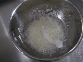 11、轻乳酪蛋糕,开始打发蛋白，打发至6分发即可