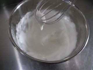 13、轻乳酪蛋糕,打发至湿性泡发即可