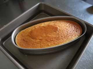 19、轻乳酪蛋糕,烤箱170度预热10分钟，烤20分钟，温度转140度继续烤40分钟，烤好后焖30分钟再取出