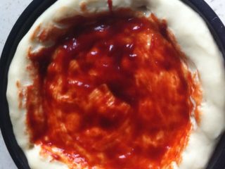 10、披萨,在中间薄的地方刷上一层色拉油,接着一层番茄酱,一层海鲜酱