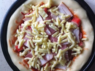 13、披萨,200度预热,倒数第二层上下火烤15分钟.然后取出后放到上数第二层烤5分钟.