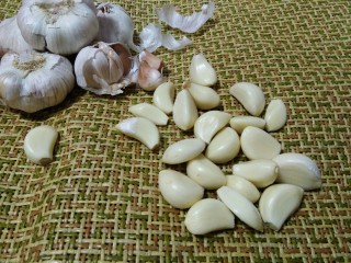 2、不用等到腊八就让你吃上――腊八蒜,剥取蒜瓣