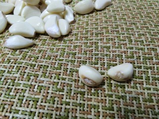 3、不用等到腊八就让你吃上――腊八蒜,剔除带有伤疤的蒜瓣