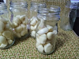 8、不用等到腊八就让你吃上――腊八蒜,可以大小分开,一罐装大的,一罐装小点的(蒜瓣儿不要装的太满,八分满即可)