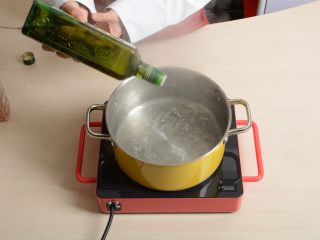 1、西西里肉酱炒意面,水烧开后在开水中加入适量的食用油和盐