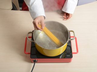 2、西西里肉酱炒意面,放入意面煮20分钟左右