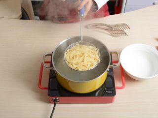 3、西西里肉酱炒意面,煮熟后的意面捞出沥干水分装碗待用