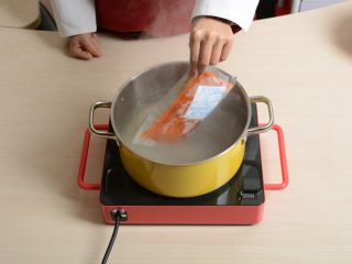 4、西西里肉酱炒意面,在开水中放入料包水煮加热10分钟