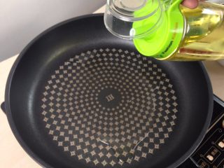 5、西西里肉酱炒意面,平底锅中加入适量的油